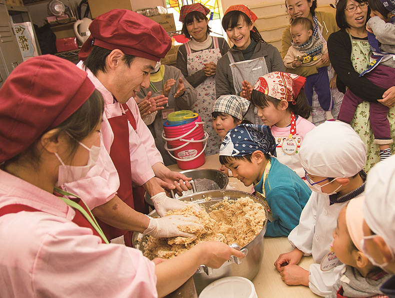 子どもたちに食文化を伝える「考食師」による給食サービス